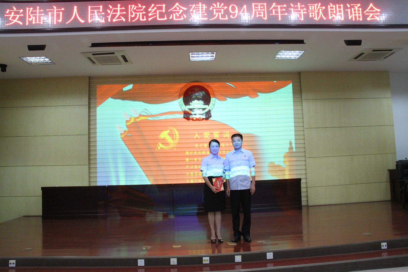 陈院长为一等奖朱珊颁奖.JPG