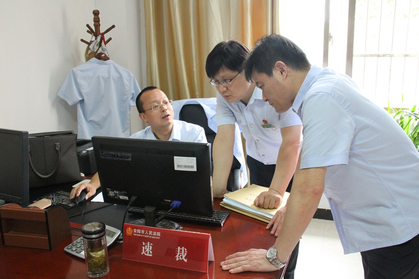 孝感中院立案庭庭长杨杰在立案庭检查诉讼服务中心工作.JPG