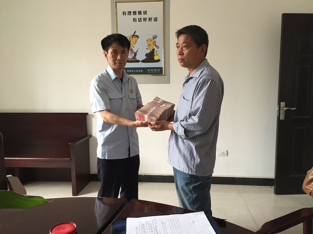 法院工作人员向受害人转交赔偿款.JPG 法院工作人员向受害人转交赔偿款.JPG