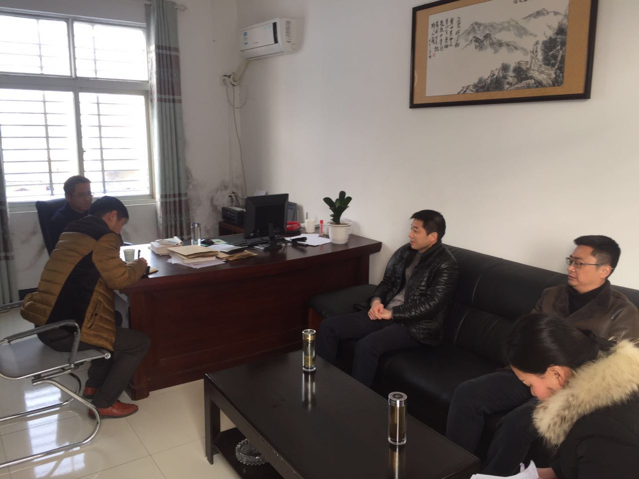 党组在烟店.JPG