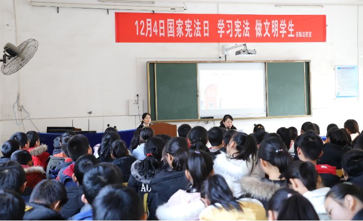 宪法宣传进校园.jpg 宪法宣传进校园.jpg